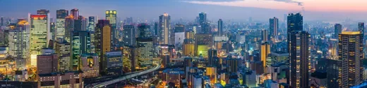 夕暮れに一斉に輝き出す、日本の大都市の高層ビル群